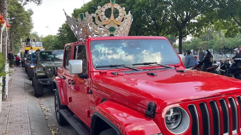 Thùy Tiên đội vương miện 12 tỉ cùng hàng trăm xe máy diễu hành tại TPHCM - 5