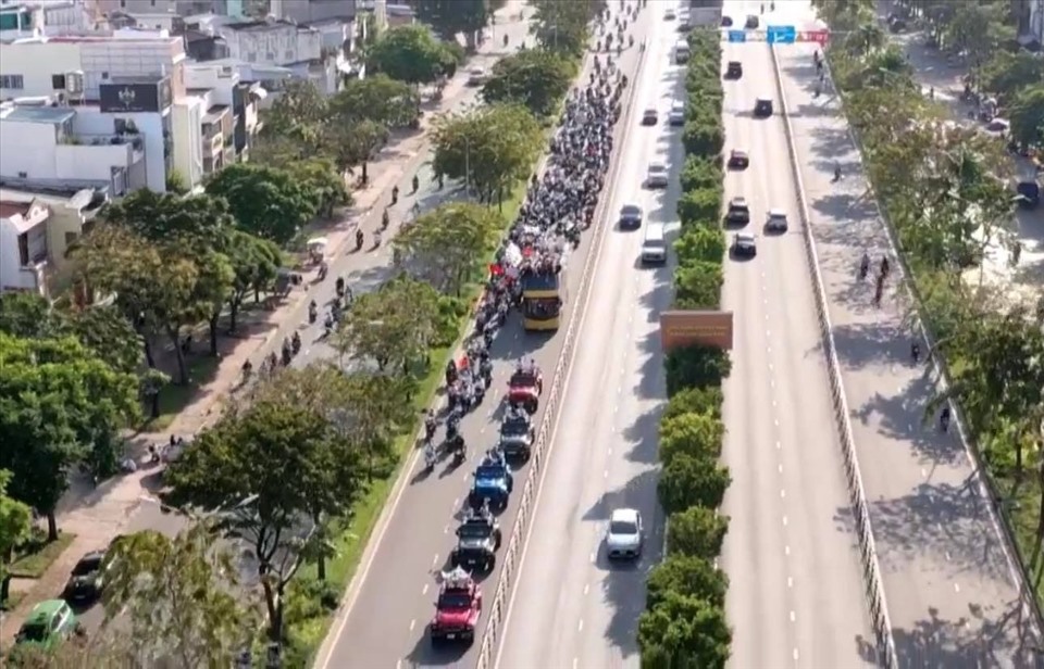 Thùy Tiên đội vương miện 12 tỉ cùng hàng trăm xe máy diễu hành tại TPHCM - 6