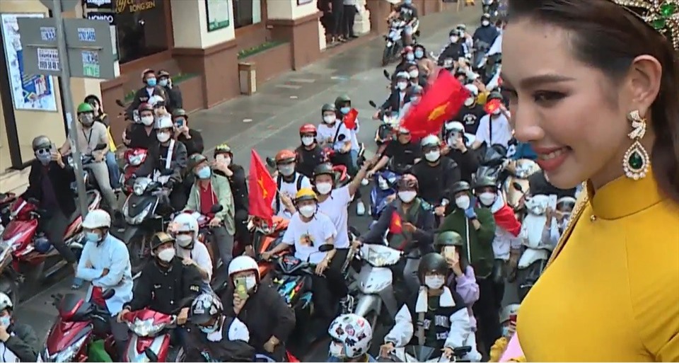 Thùy Tiên đội vương miện 12 tỉ cùng hàng trăm xe máy diễu hành tại TPHCM - 1