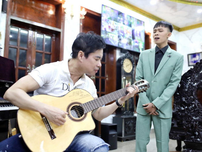Clip: Danh ca Ngọc Sơn nhiệt tình luyện hát cho Hồ Văn Cường, không khí buổi tập giữa 2 thầy trò thế nào? - 4 Clip: Danh ca Ngọc Sơn nhiệt tình luyện hát cho Hồ Văn Cường, không khí buổi tập giữa 2 thầy trò thế nào? - 4