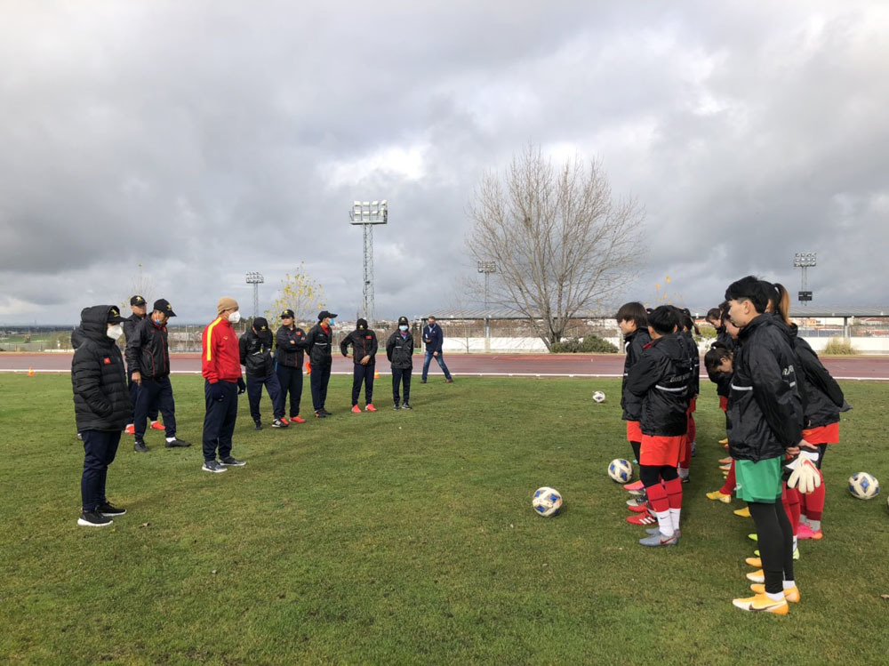 Tuyển nữ Việt Nam chỉ có 6 cầu thủ trước trận gặp Hàn Quốc - 1