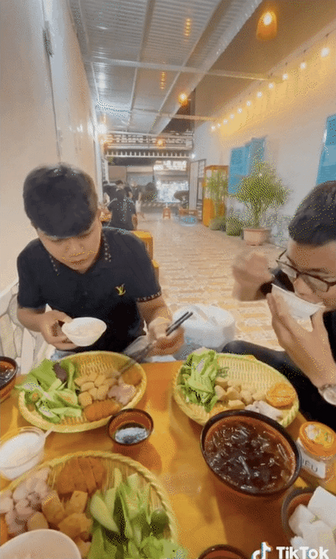 Vào quán bún đậu chỉ gọi đậu không gọi bún, 2 khách hàng có loạt hành động khiến dân tình 'cạn lời', chủ quán thấy chắc cũng đành bất lực - 1 Vào quán bún đậu chỉ gọi đậu không gọi bún, 2 khách hàng có loạt hành động khiến dân tình 'cạn lời', chủ quán thấy chắc cũng đành bất lực - 1