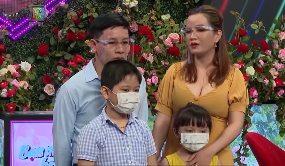 Bạn muốn hẹn hò: Mẹ đơn thân dắt hai con nhỏ đi tìm bạn đời, câu chuyện phía sau khiến khán giả nước mắt rưng rưng - 1 Bạn muốn hẹn hò: Mẹ đơn thân dắt hai con nhỏ đi tìm bạn đời, câu chuyện phía sau khiến khán giả nước mắt rưng rưng - 1