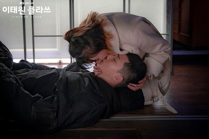 3 mỹ nữ mê trai rớt liêm sỉ ở phim Hàn: Vứt bỏ cả hình tượng để mê Choi Woong trong 'Our Beloved Summer' - 7 3 mỹ nữ mê trai rớt liêm sỉ ở phim Hàn: Vứt bỏ cả hình tượng để mê Choi Woong trong 'Our Beloved Summer' - 7