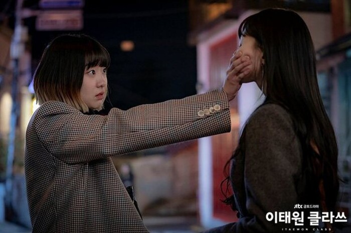 3 mỹ nữ mê trai rớt liêm sỉ ở phim Hàn: Vứt bỏ cả hình tượng để mê Choi Woong trong 'Our Beloved Summer' - 6 3 mỹ nữ mê trai rớt liêm sỉ ở phim Hàn: Vứt bỏ cả hình tượng để mê Choi Woong trong 'Our Beloved Summer' - 6