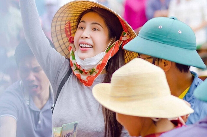 Công an xác định nghệ sĩ không gian dối, chồng Việt Hương lên tiếng: 'Ai có gan đứng lên xin lỗi nghệ sĩ' Công an xác định nghệ sĩ không gian dối, chồng Việt Hương lên tiếng: 'Ai có gan đứng lên xin lỗi nghệ sĩ'