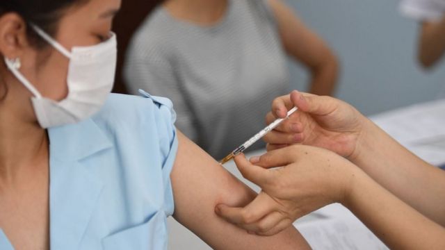 Nổi hạch, đau nhức, rét run, rụng tóc sau khi tiêm mũi 3, có nguy hiểm không? Nổi hạch, đau nhức, rét run, rụng tóc sau khi tiêm mũi 3, có nguy hiểm không?