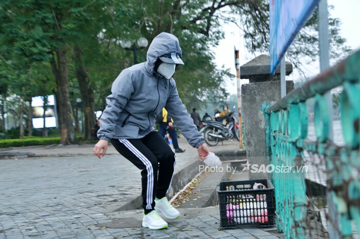 Người Hà Nội tấp nập thả cá chép 'khủng' tiễn ông Công ông Táo về trời - 16 Người Hà Nội tấp nập thả cá chép 'khủng' tiễn ông Công ông Táo về trời - 16
