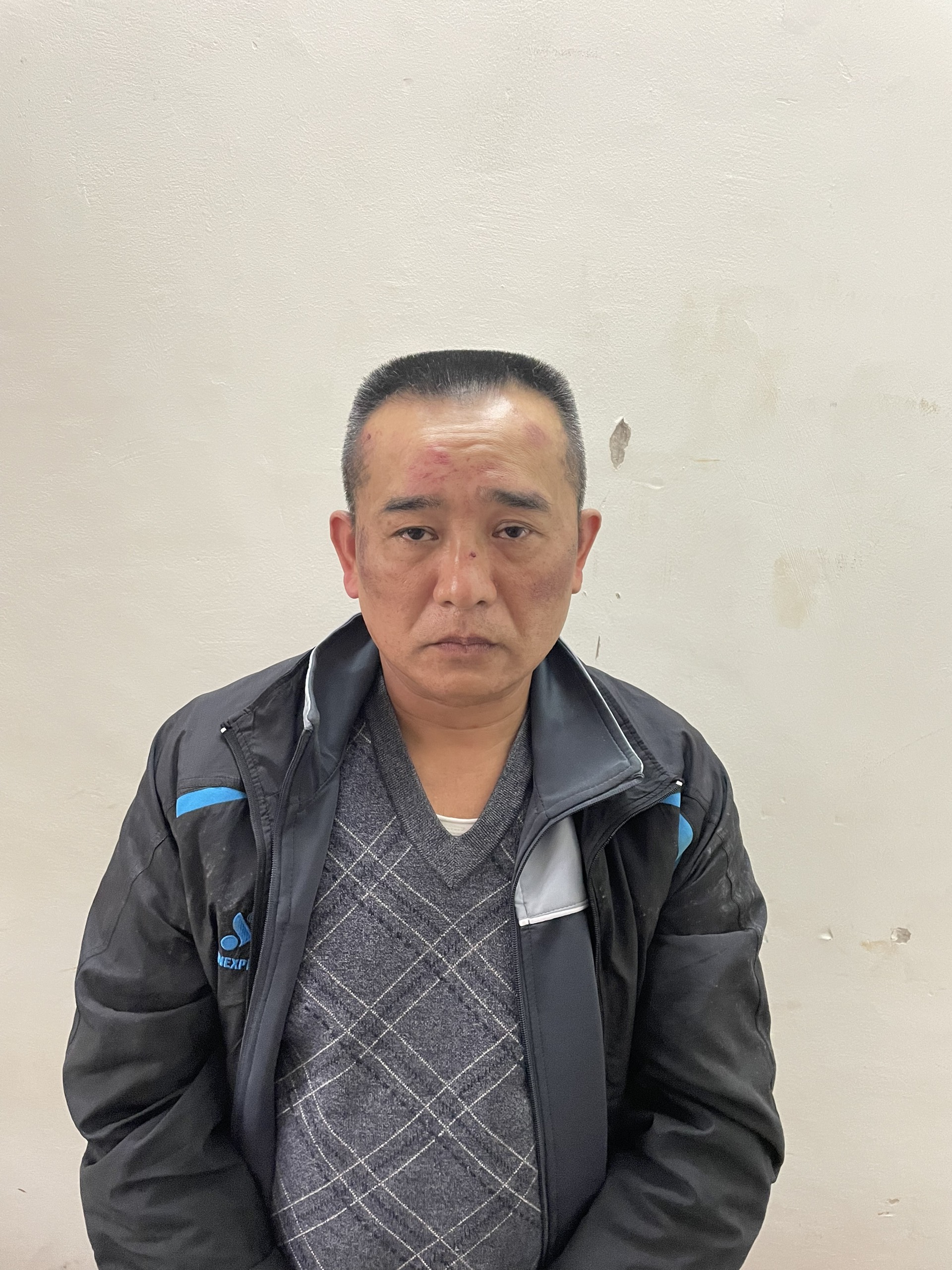 Clip: Nam thanh niên lao như bay, hạ gục tên cướp ngay giữa phố Clip: Nam thanh niên lao như bay, hạ gục tên cướp ngay giữa phố