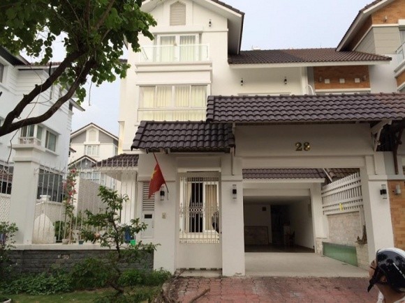 Vụ vợ chồng Thủy Tiên bị tố xây biệt thự 'một mình một kiểu' phá vỡ quy hoạch: Cơ quan chức năng mời người tố cáo lên làm việc - 2 Vụ vợ chồng Thủy Tiên bị tố xây biệt thự 'một mình một kiểu' phá vỡ quy hoạch: Cơ quan chức năng mời người tố cáo lên làm việc - 2