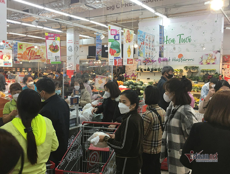 Ngày đầu nghỉ Tết: Đội mưa đi mua sắm, nhịn bữa xếp hàng thanh toán - 1 Ngày đầu nghỉ Tết: Đội mưa đi mua sắm, nhịn bữa xếp hàng thanh toán - 1