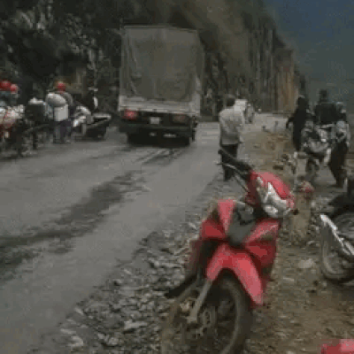 Bị nhóm phượt thủ bao vây, xông vào cabin hành hung, tài xế ô tô tải nhấn ga lao thẳng vào đám đông gây náo loạn