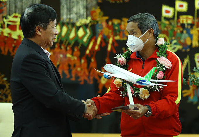 HLV Mai Đức Chung: ‘Tôi muốn ôm vợ, được ăn canh măng chân giò’ - 1