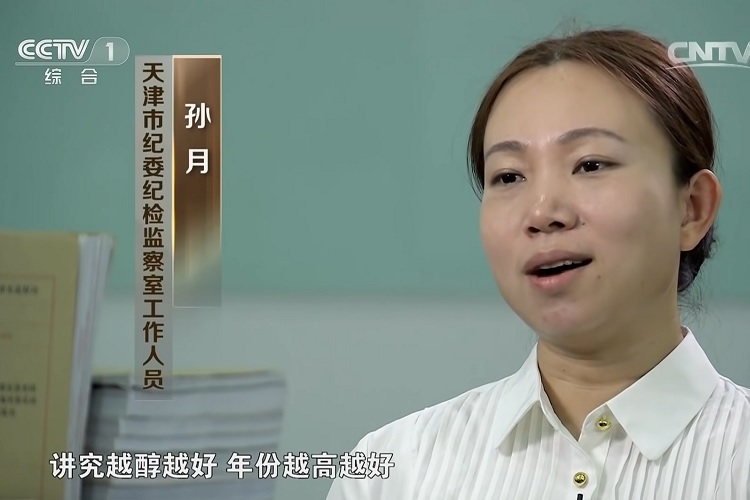 Quan tham Trung Quốc khoe ăn đuôi cá sấu dài cả mét, cốp xe đầy rượu xịn - 1 Quan tham Trung Quốc khoe ăn đuôi cá sấu dài cả mét, cốp xe đầy rượu xịn - 1