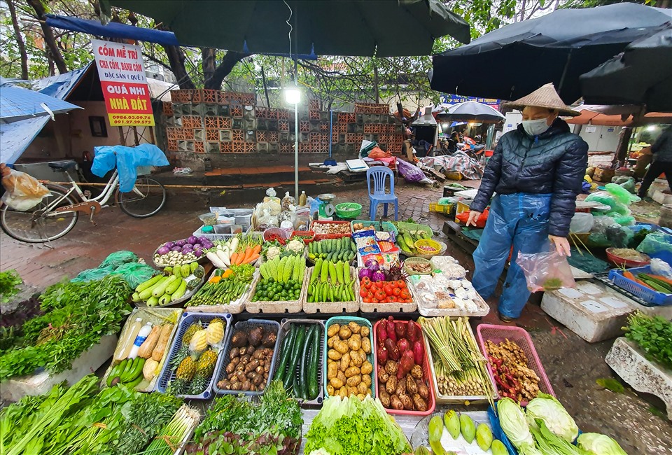 'Cạn lời' đi chợ giữa dịch COVID-19: Sả đắt gấp ba, thì là 400.000 đồng/kg - 2 'Cạn lời' đi chợ giữa dịch COVID-19: Sả đắt gấp ba, thì là 400.000 đồng/kg - 2