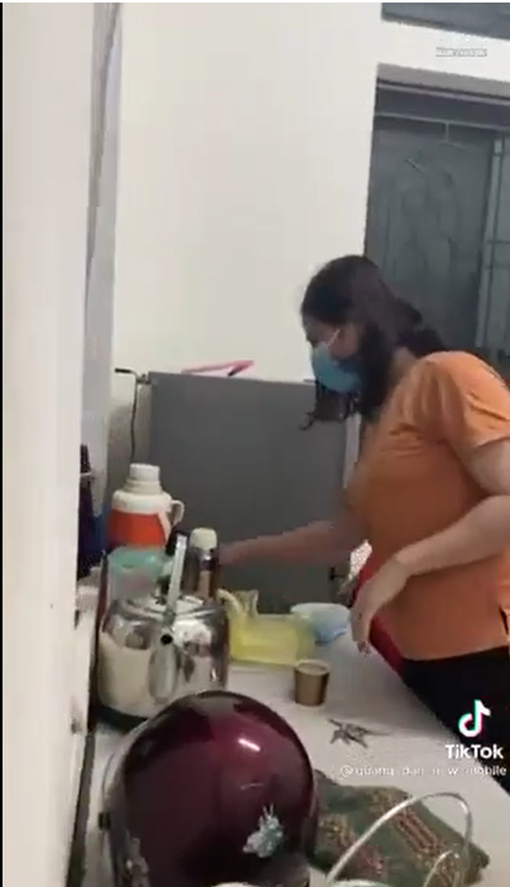 Dân tới xin test Covid-19, nữ hộ sinh giật điện thoại, quát: 'Không phải cảm thì không test' - 1 Dân tới xin test Covid-19, nữ hộ sinh giật điện thoại, quát: 'Không phải cảm thì không test' - 1