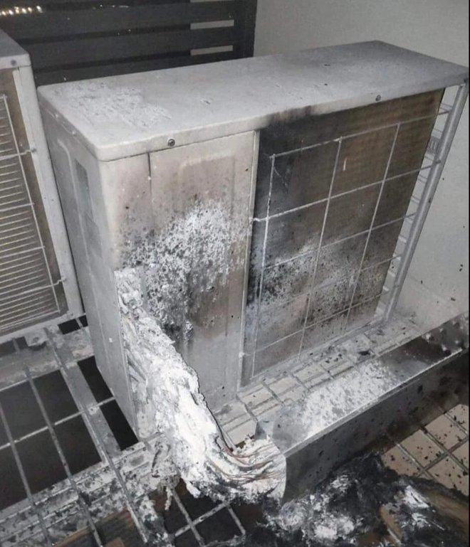 Tàn thuốc bén lửa, lan sang cục nóng lạnh điều hòa khiến căn hộ chung cư bốc cháy Tàn thuốc bén lửa, lan sang cục nóng lạnh điều hòa khiến căn hộ chung cư bốc cháy