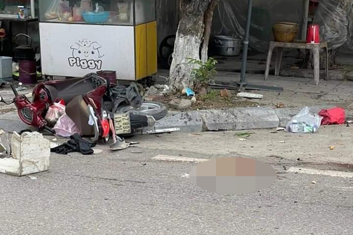 Mercedes lao vào nhà dân, tiếp tục lùi xe bỏ chạy tông tử vong một người phụ nữ, nhiều bộ phận cơ thể rơi ra đường gây kinh hãi - 1