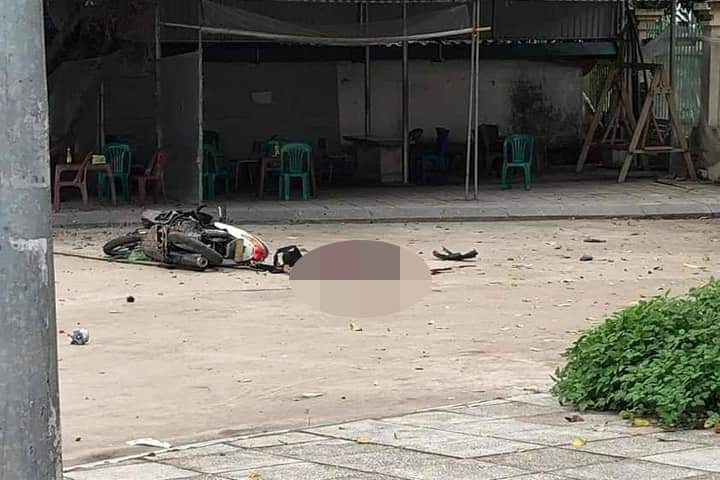 Mercedes lao vào nhà dân, tiếp tục lùi xe bỏ chạy tông tử vong một người phụ nữ, nhiều bộ phận cơ thể rơi ra đường gây kinh hãi