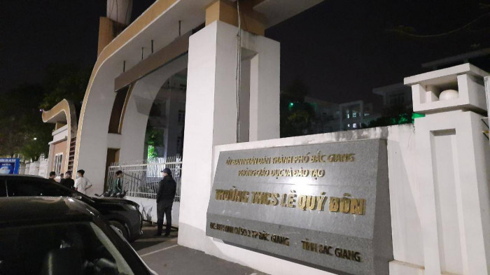 Nam giáo viên thể dục tử vong trong tư thế treo cổ tại trường