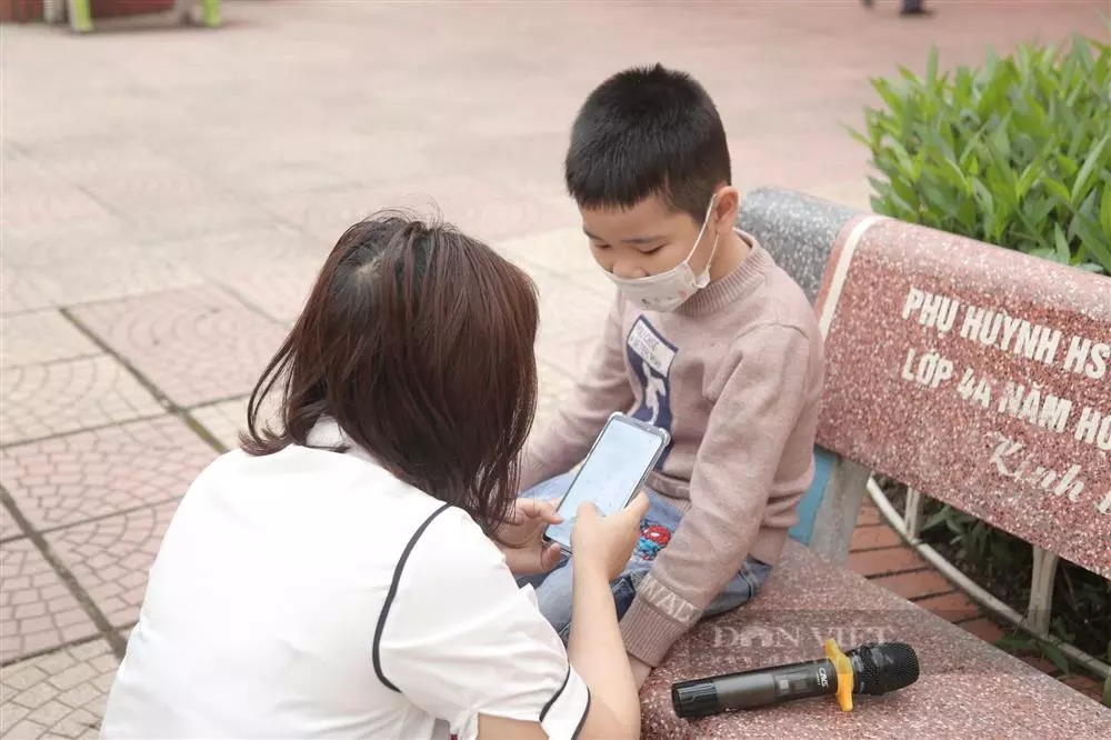 Những hình ảnh không thể quên trong ngày đến trường của học sinh thủ đô: Bố đưa con đến nhầm trường, trò không nhận ra cô - 1 Những hình ảnh không thể quên trong ngày đến trường của học sinh thủ đô: Bố đưa con đến nhầm trường, trò không nhận ra cô - 1