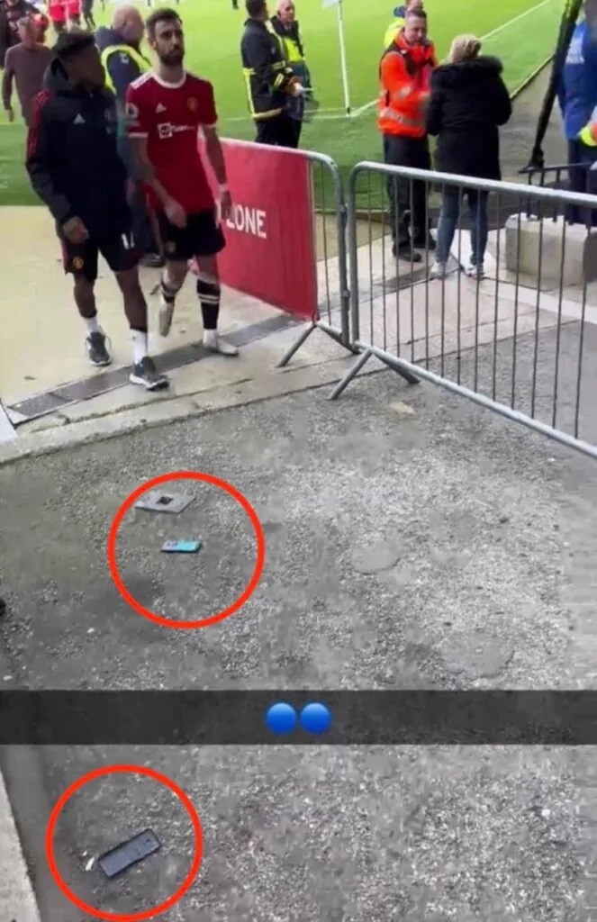 Đập vỡ điện thoại của fan vì MU thua trận, Ronaldo có hành động nhận được nhiều lời khen