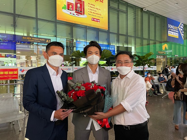 Công Phượng bế con, HAGL 'đóng vest' như minh tinh đổ bộ xuống TP.HCM đá Champions League - 1 Công Phượng bế con, HAGL 'đóng vest' như minh tinh đổ bộ xuống TP.HCM đá Champions League - 1