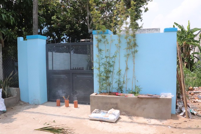 Vợ chồng tử vong trong căn nhà khóa kín, bỏ lại 2 con nhỏ