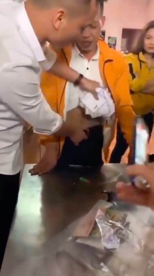 Vụ trộm phong bì mừng cưới giấu vào 'vùng kín': Thanh niên đã bị tạm giữ, trộm tổng hơn 24 triệu đồng - 2 Vụ trộm phong bì mừng cưới giấu vào 'vùng kín': Thanh niên đã bị tạm giữ, trộm tổng hơn 24 triệu đồng - 2