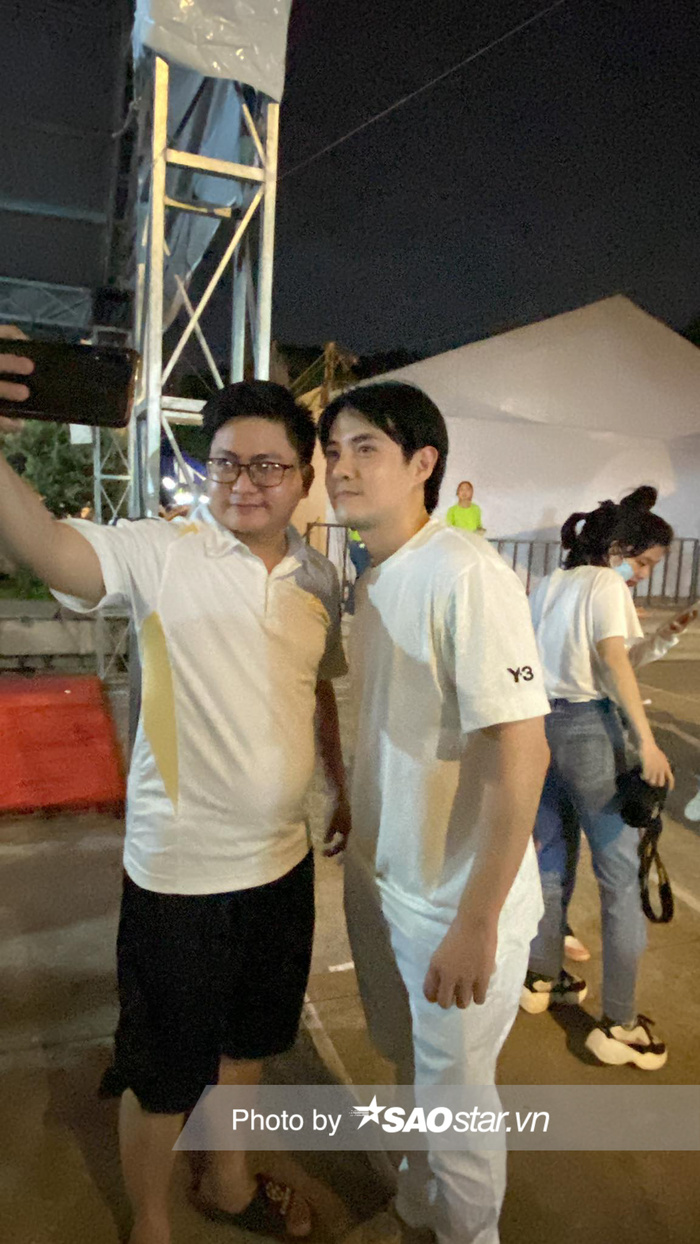 Hộ tống Đông Nhi đi diễn, Ông Cao Thắng vui vẻ chụp ảnh cùng khán giả hậu ồn ào xin lỗi fan Hộ tống Đông Nhi đi diễn, Ông Cao Thắng vui vẻ chụp ảnh cùng khán giả hậu ồn ào xin lỗi fan