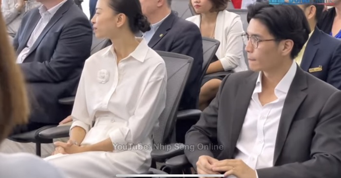 Huy Trần hộ tống 'nóc nhà' dự sự kiện sau lễ cưới, hành động nhỏ của nam CEO khiến fan khen ngợi hết lời - 3 Huy Trần hộ tống 'nóc nhà' dự sự kiện sau lễ cưới, hành động nhỏ của nam CEO khiến fan khen ngợi hết lời - 3