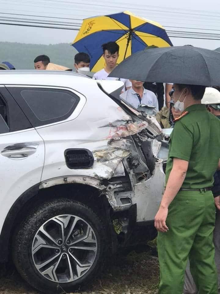 Va chạm với tàu hỏa, 'xế hộp bị tông xuống ruộng - 1 Va chạm với tàu hỏa, 'xế hộp bị tông xuống ruộng - 1