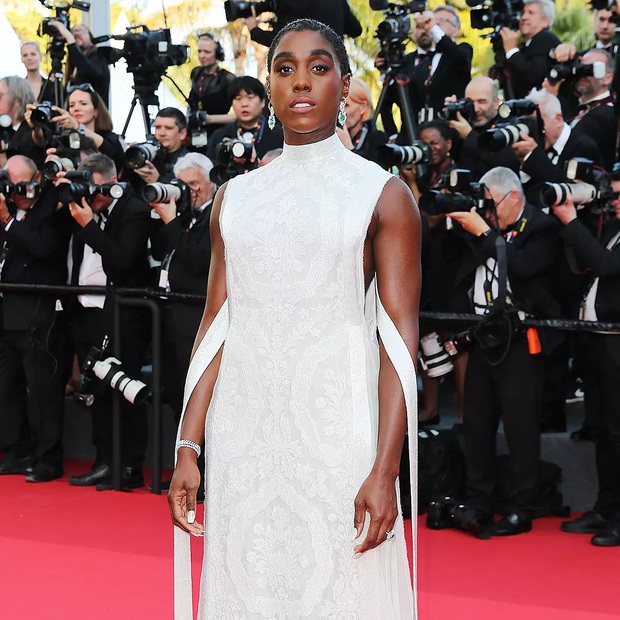 Thảm đỏ Cannes lần thứ 75 ngày 1: Dàn sao khoe sắc lộng lẫy trong ngày khai mạc - 5 Thảm đỏ Cannes lần thứ 75 ngày 1: Dàn sao khoe sắc lộng lẫy trong ngày khai mạc - 5