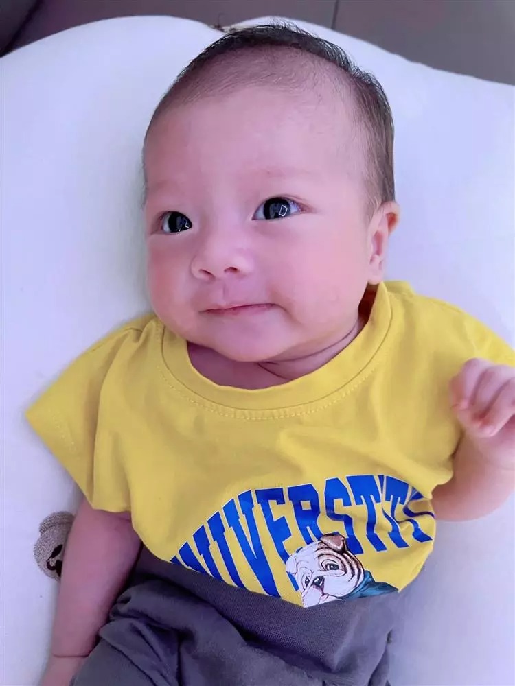 Biểu cảm cưng xỉu con trai hơn 1 tháng tuổi của Phan Văn Đức Biểu cảm cưng xỉu con trai hơn 1 tháng tuổi của Phan Văn Đức