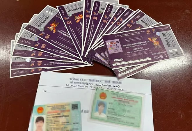 Bắt giữ 'cò vé’ đang say sưa mời khách trận chung kết bóng đá U23 Việt Nam-Thái Lan Bắt giữ 'cò vé’ đang say sưa mời khách trận chung kết bóng đá U23 Việt Nam-Thái Lan