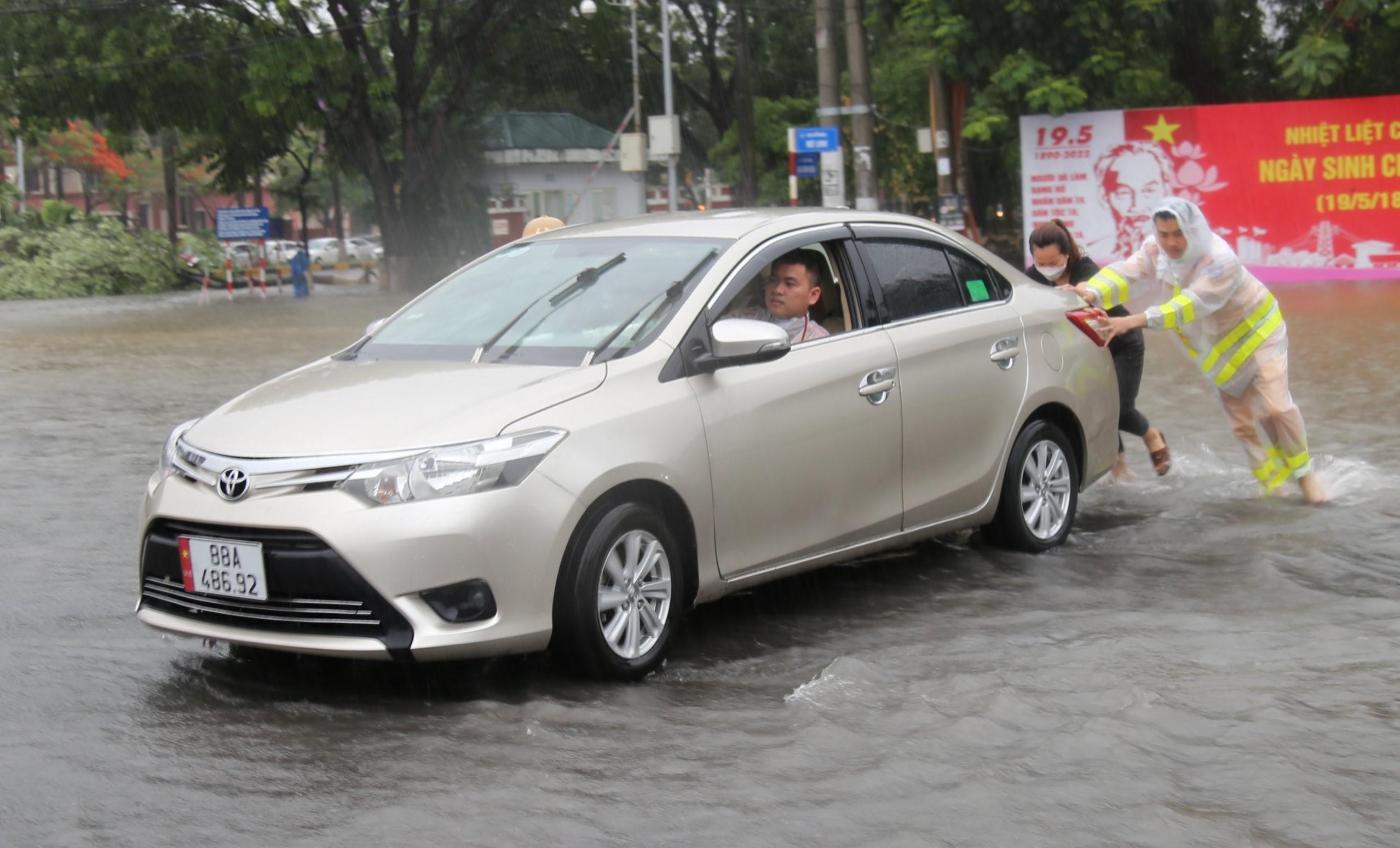 Nhiều đường ở Hà Nội, Vĩnh Phúc ngập mênh mông như sông sau mưa lớn - 19 Nhiều đường ở Hà Nội, Vĩnh Phúc ngập mênh mông như sông sau mưa lớn - 19