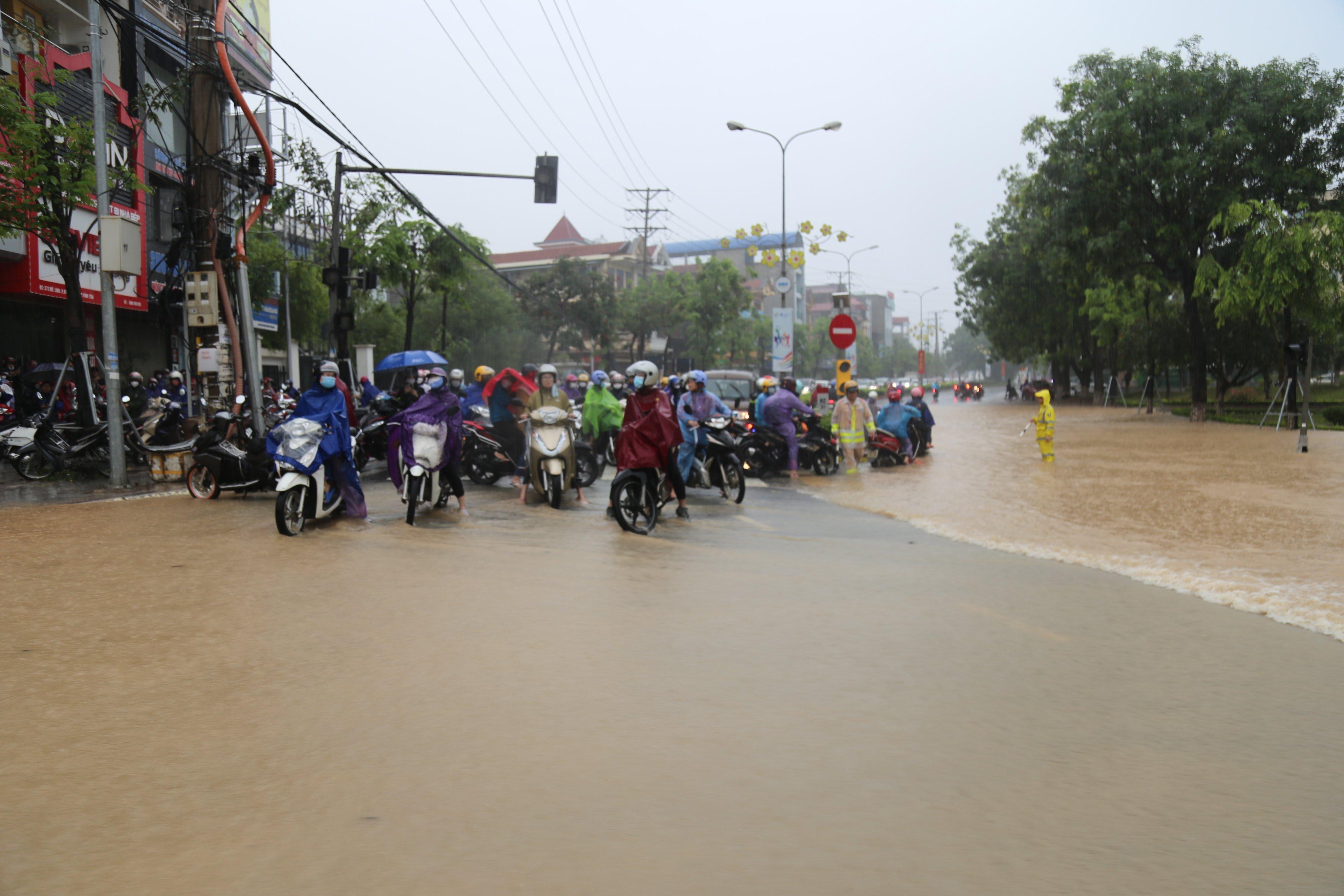 Nhiều đường ở Hà Nội, Vĩnh Phúc ngập mênh mông như sông sau mưa lớn - 18 Nhiều đường ở Hà Nội, Vĩnh Phúc ngập mênh mông như sông sau mưa lớn - 18