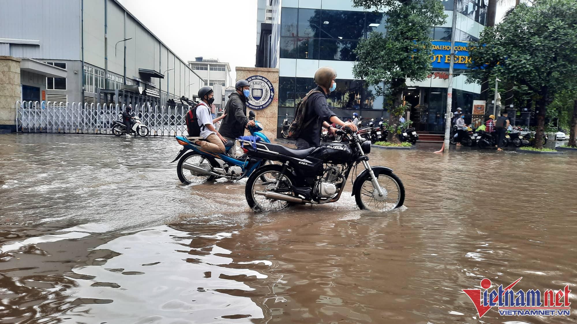 Nhiều đường ở Hà Nội, Vĩnh Phúc ngập mênh mông như sông sau mưa lớn - 8 Nhiều đường ở Hà Nội, Vĩnh Phúc ngập mênh mông như sông sau mưa lớn - 8