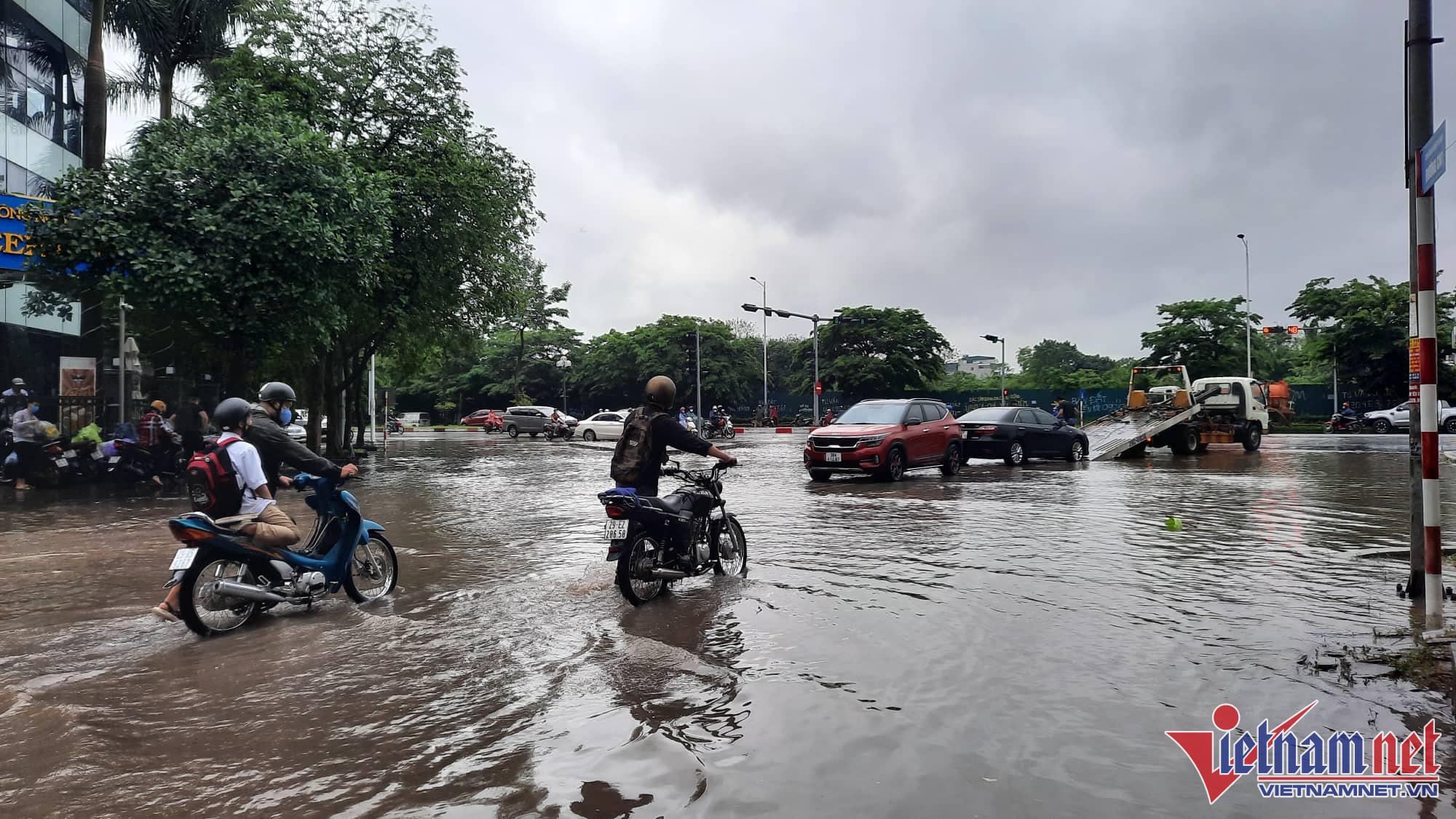 Nhiều đường ở Hà Nội, Vĩnh Phúc ngập mênh mông như sông sau mưa lớn - 6 Nhiều đường ở Hà Nội, Vĩnh Phúc ngập mênh mông như sông sau mưa lớn - 6