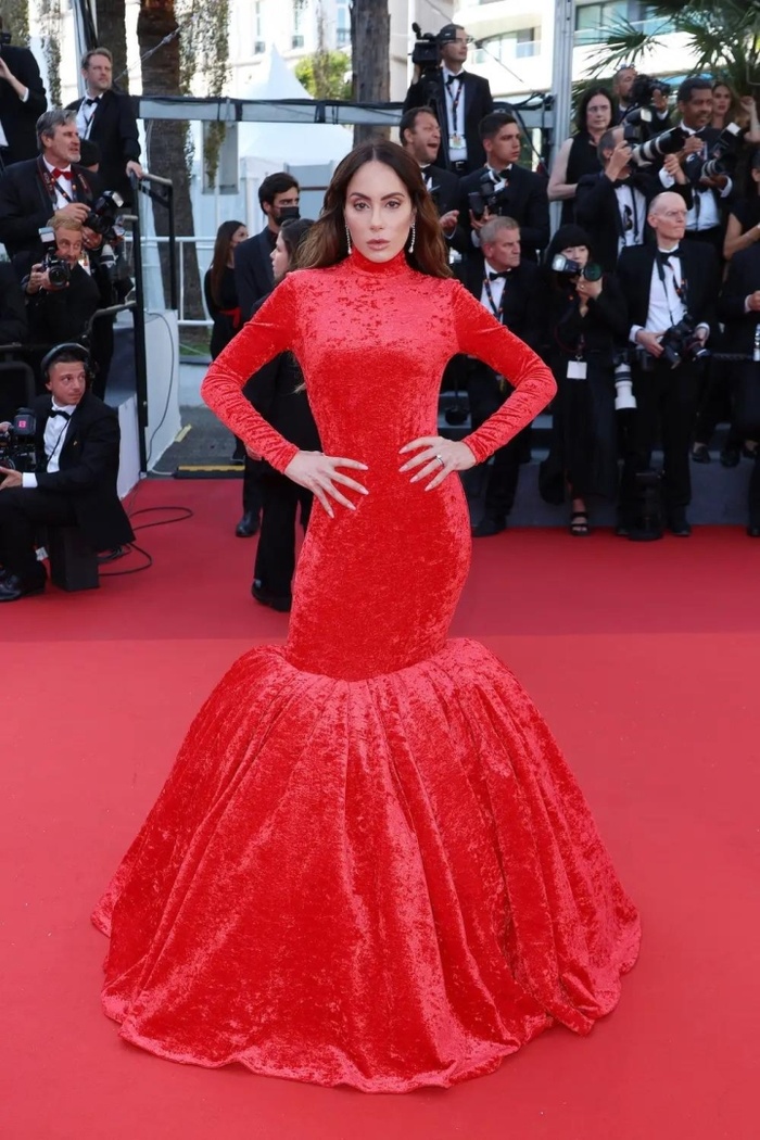 Trang phục thảm họa tại Cannes 2022: Từ tiên cá mắc cạn đến 'siêu anh hùng' khó hiểu không thiếu một ai - 8 Trang phục thảm họa tại Cannes 2022: Từ tiên cá mắc cạn đến 'siêu anh hùng' khó hiểu không thiếu một ai - 8