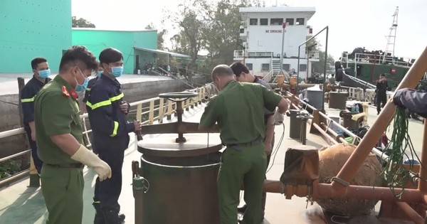 Đường dây buôn lậu 200 triệu lít xăng giả: Đề nghị truy tố 74 bị can Đường dây buôn lậu 200 triệu lít xăng giả: Đề nghị truy tố 74 bị can
