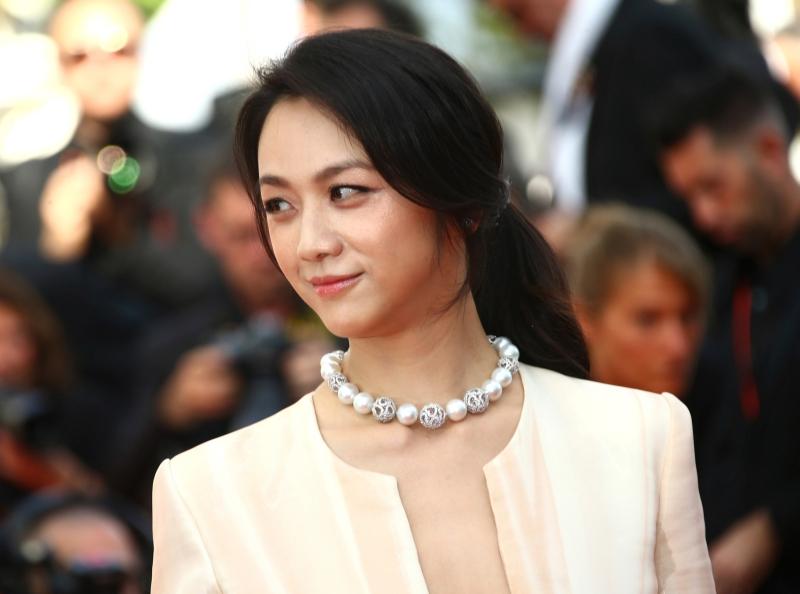 Thang Duy gây sốt khi diện đầm xẻ ngực ở Cannes Thang Duy gây sốt khi diện đầm xẻ ngực ở Cannes
