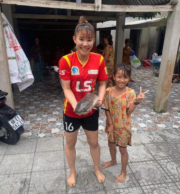 Hình ảnh nhà vô địch SEA Games 31 - Chương Thị Kiều lội bùn, bắt cá ở quê gây sốt dân mạng - 3 Hình ảnh nhà vô địch SEA Games 31 - Chương Thị Kiều lội bùn, bắt cá ở quê gây sốt dân mạng - 3
