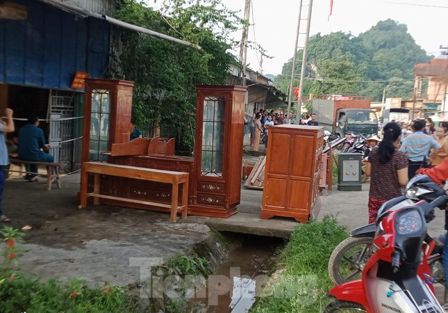 Xuất hiện 'hố tử thần' sâu 6m ngay trong nhà, người dân hoảng hốt tháo chạy - 1 Xuất hiện 'hố tử thần' sâu 6m ngay trong nhà, người dân hoảng hốt tháo chạy - 1