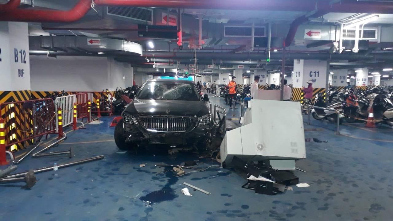 Kinh hoàng: Mercedes Maybach mất lái tông loạt xe máy ở hầm chung cư Kinh hoàng: Mercedes Maybach mất lái tông loạt xe máy ở hầm chung cư
