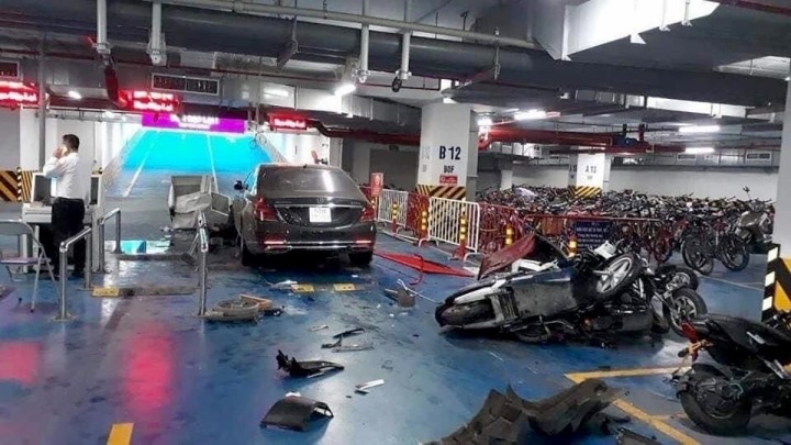 Thông tin mới nhất vụ bảo vệ lái xe Mercedes Maybach tông 18 xe máy ở hầm chung cư - 1 Thông tin mới nhất vụ bảo vệ lái xe Mercedes Maybach tông 18 xe máy ở hầm chung cư - 1