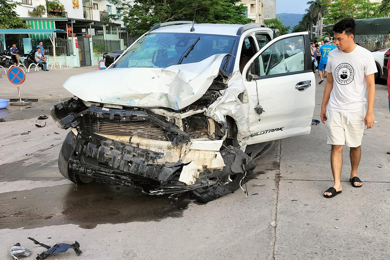 Tai nạn hi hữu: Hàng chục ô tô đỗ bên đường bị xe bán tải đâm toạc đầu - 2 Tai nạn hi hữu: Hàng chục ô tô đỗ bên đường bị xe bán tải đâm toạc đầu - 2