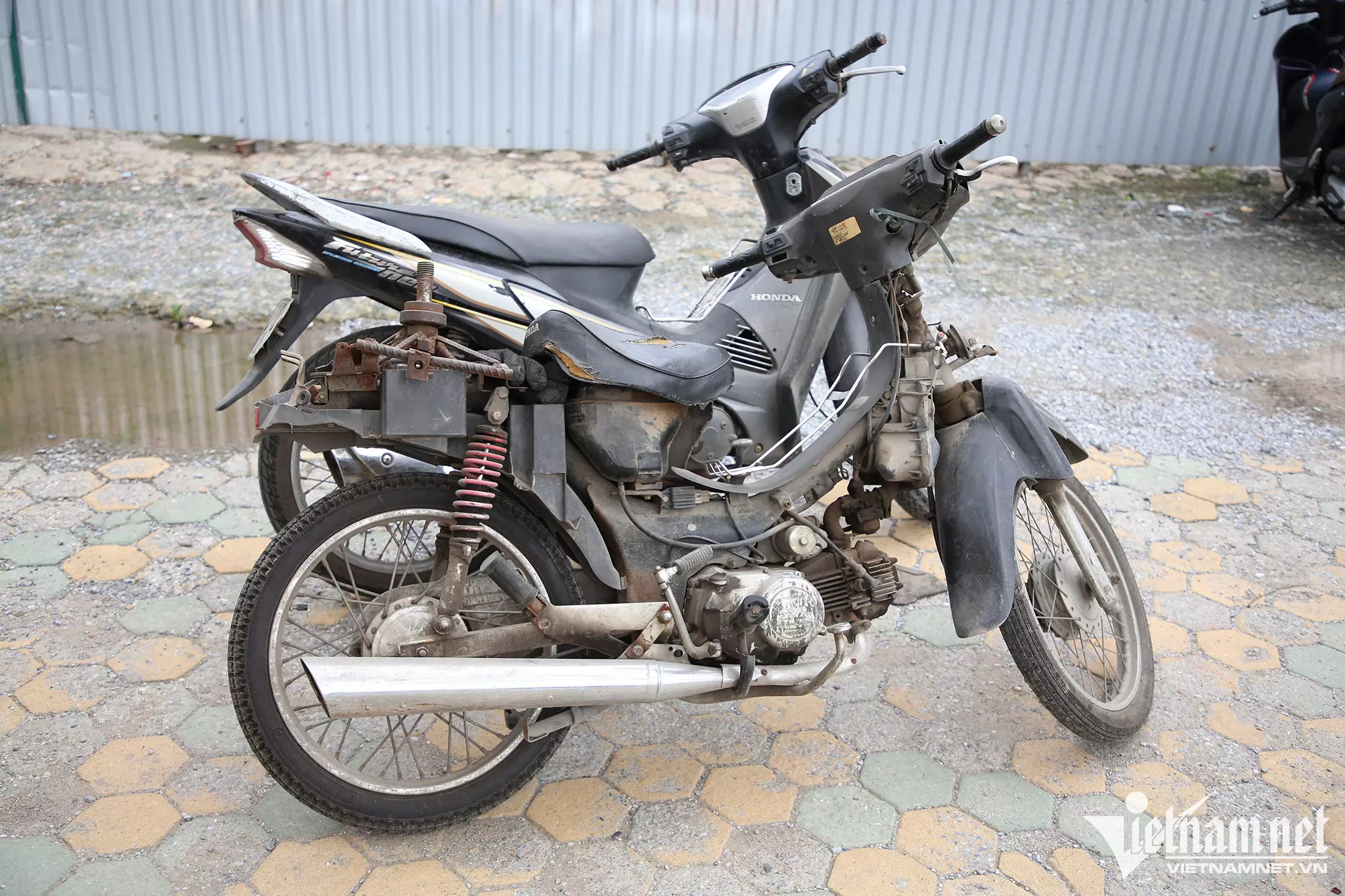 Nhan nhản xe máy cà tàng chở sắt dài chục mét 'uốn éo' trên phố Hà Nội - 5 Nhan nhản xe máy cà tàng chở sắt dài chục mét 'uốn éo' trên phố Hà Nội - 5