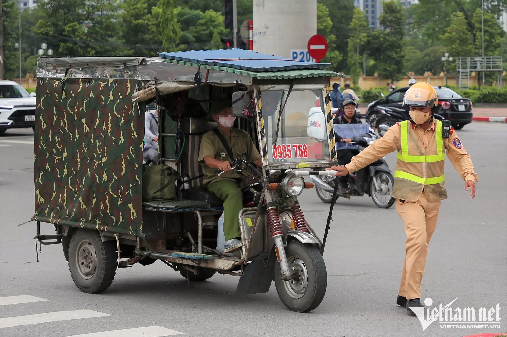 Nhan nhản xe máy cà tàng chở sắt dài chục mét 'uốn éo' trên phố Hà Nội - 7 Nhan nhản xe máy cà tàng chở sắt dài chục mét 'uốn éo' trên phố Hà Nội - 7