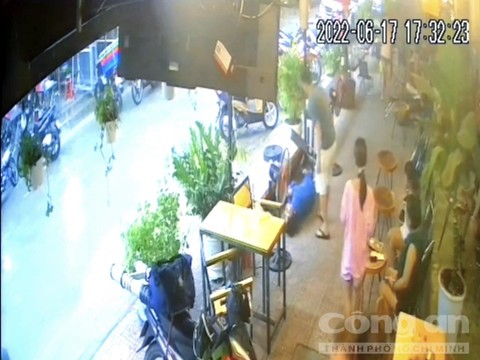 Ngồi bấm điện thoại trong quán cà phê, thanh niên gục xuống tử vong sau tiếng sét - 1 Ngồi bấm điện thoại trong quán cà phê, thanh niên gục xuống tử vong sau tiếng sét - 1